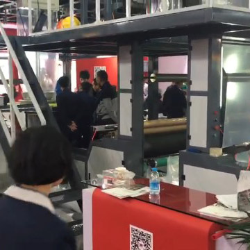 三層共擠牽引旋轉(zhuǎn)膜泡內(nèi)冷吹膜機(jī)